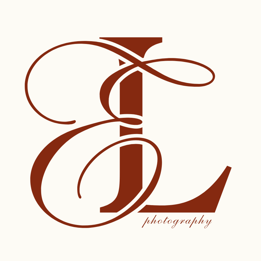 elsalinnea photography logo, viininpunaiset kirjaimet kermanvalkoisella taustalla